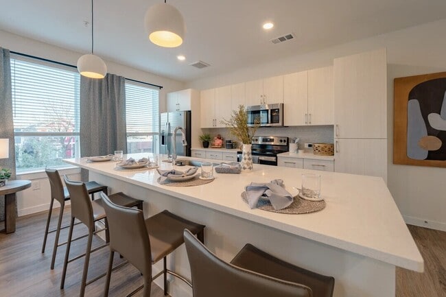 Building Photo - Move In Without the Extra Costs! Unit COH Rental