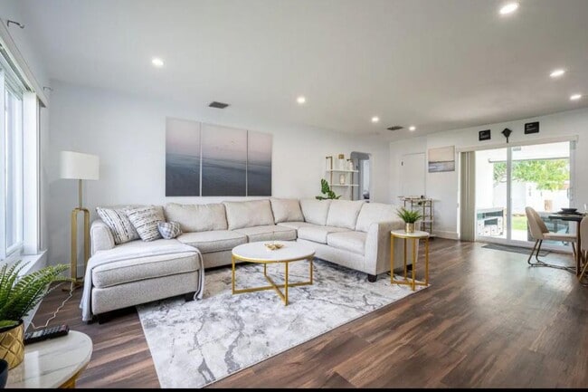 Photo - 2242 Taft St