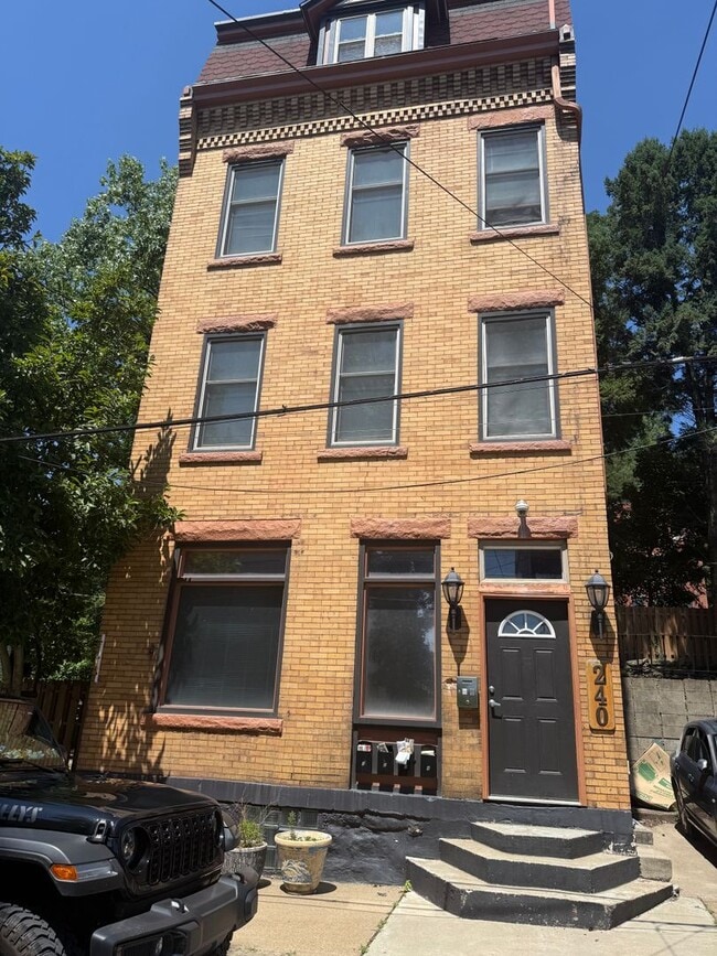 Building Photo - 240 Carrington St Unit #2