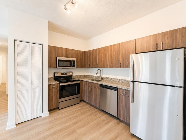 Building Photo - 4250 Lakewood Rd Unit 204