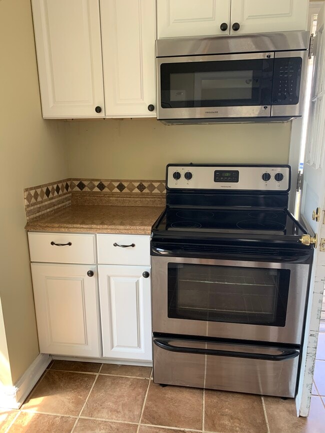 Building Photo - 2810 Stratford Dr