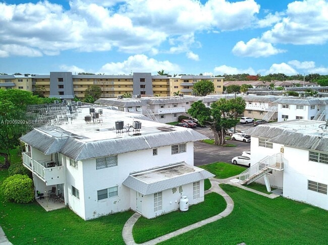 Building Photo - 7324 SW 82nd St Unit B206