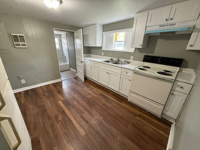 Photo - $300 OFF FIRST MONTHS RENT MOVE-IN SPECIAL!! Unit A