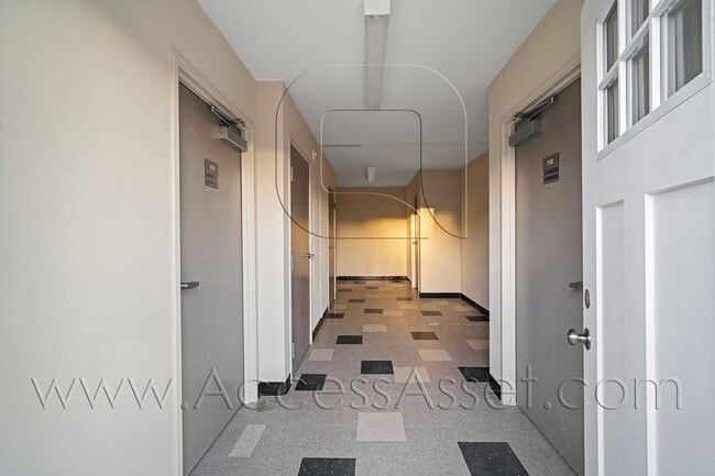 Photo - (*) 572-100-046 Unit 1