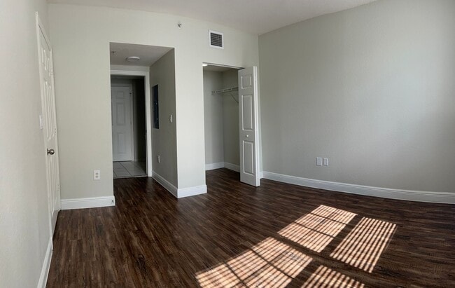 Photo - Limited Time: up to 3-Months FREE! Look And Lease Special 1/2 Month Free Unidad 10124-B2 - Bostonian