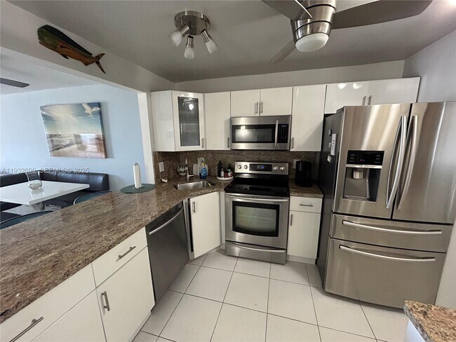 Photo - 121 Golden Isles Dr Unidad 703