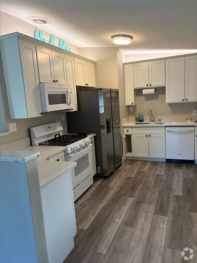 Building Photo - Comfortable 3-Bed Home in Prime Sacramento...