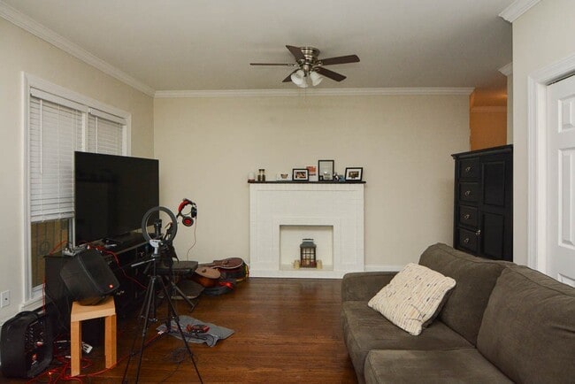 Building Photo - 706 W Roscoe St Unit J05P