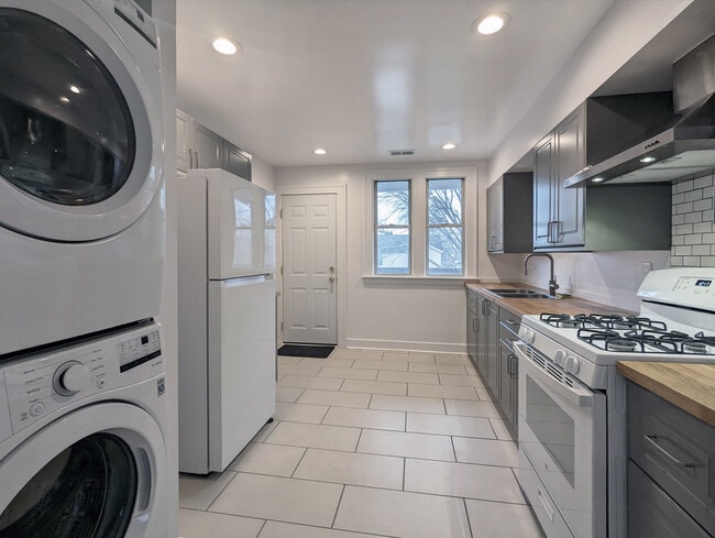 Building Photo - 3685 Bedford St Unit #2