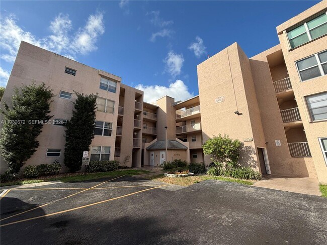 Building Photo - 9491 Evergreen Pl Unit 201