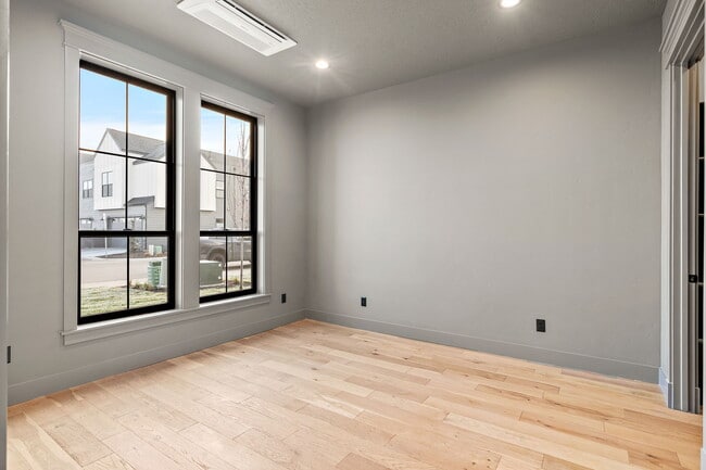 Photo - 116 S Carbon Rivet Ave