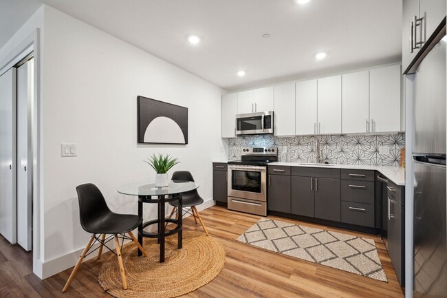 Photo - 3029 W Glenwood Ave Unit 401