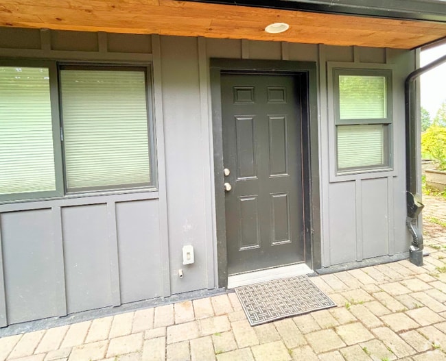 Building Photo - 1511 SW Dolph Ct Rental