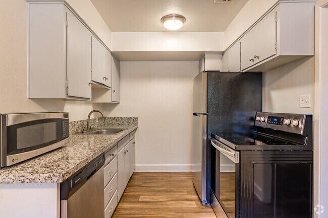 1BR, 1BA - 710SF - Kitchen - River Bend Park