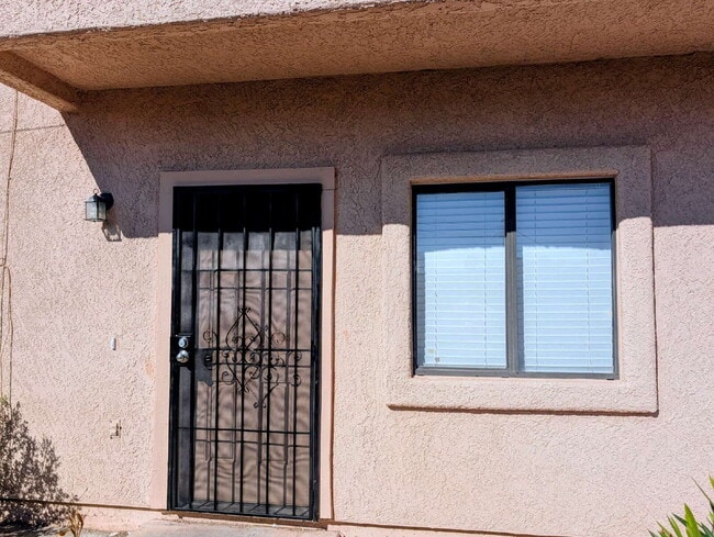 Building Photo - 2 Bedroom with private fenced yard! Unit A