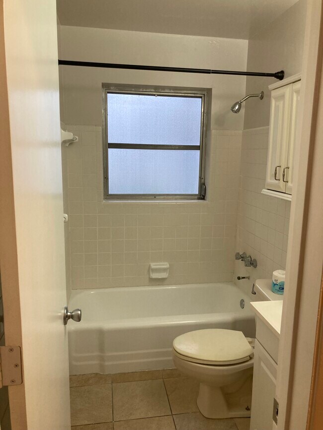 Bathroom - 1811 NE 56th St Unit Apt 4