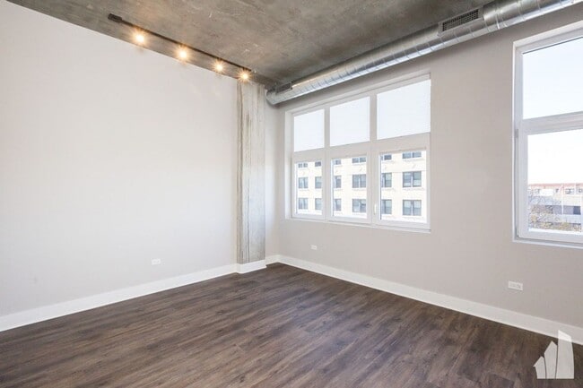 Photo - 3833 N Broadway Unit 614