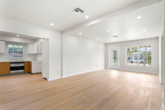 Photo - 9132 Froude Ave