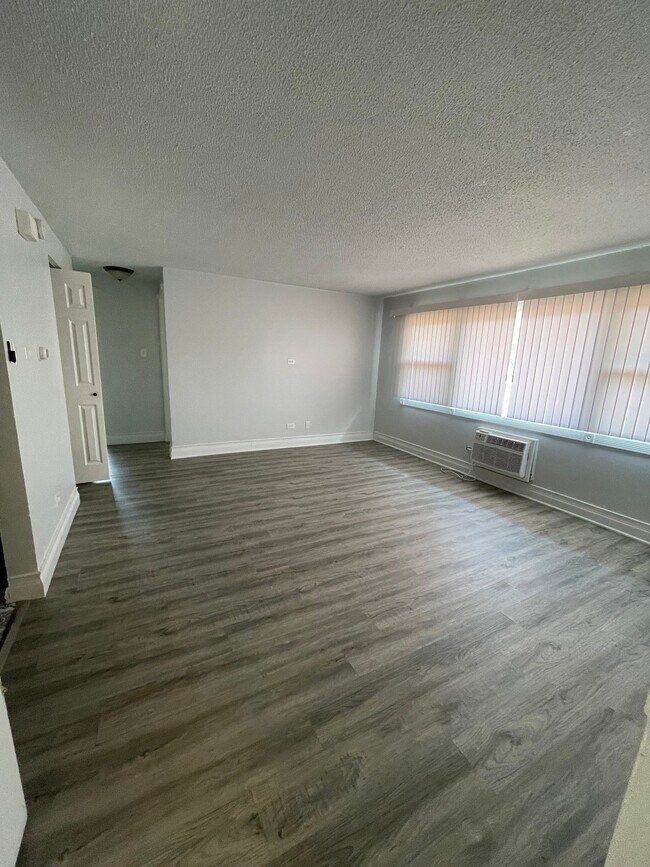 Building Photo - 10811 S Lloyd Dr Unit 10