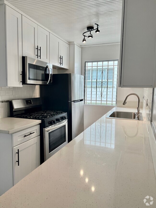 Building Photo - Royal Alfred 726 N. Alfred Rental