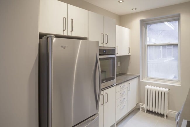Building Photo - 4557 Rue Sherbrooke O Unit 204