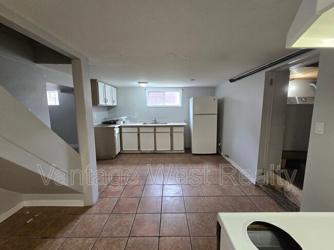 Photo - 320 Rutland Rd S