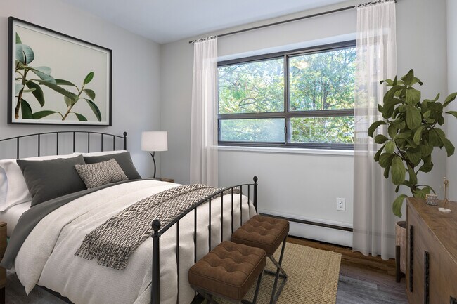 Photo - 233 Mohawk Road East