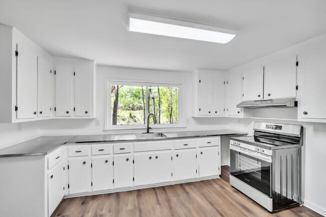 Photo - Charming 3-Bedroom Home in Serene Setting ...