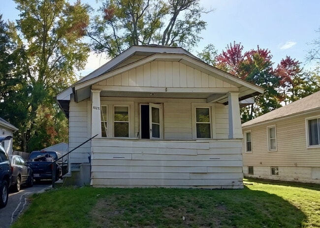 Building Photo - 2-Bedroom Gem on Barrie Avenue – Perfectly Quaint Living in Flint!