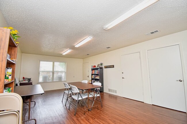 Building Photo - 100 Sunset St