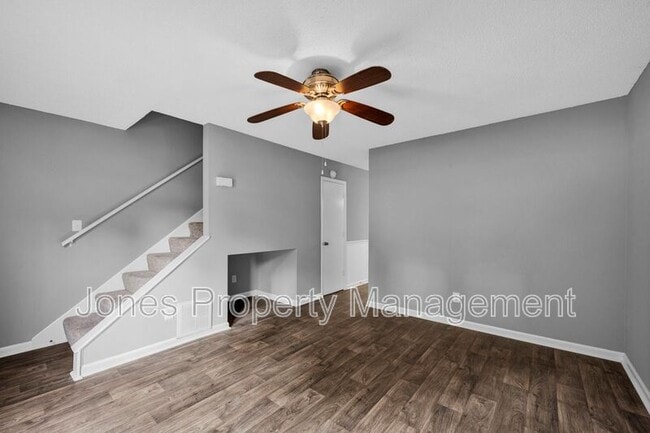 2704 White Oak Ln