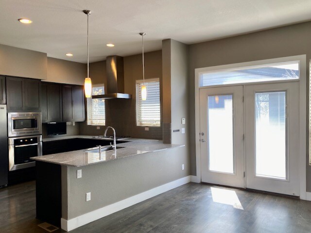 Across from Central Park, 3 bed/4 bath Townhome
AVAILABLE 9/1/26