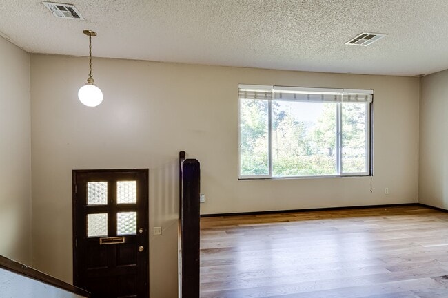 Beautiful 5 bedroom house in South Eugene! - Beautiful 5 bedroom house in South Eugene!