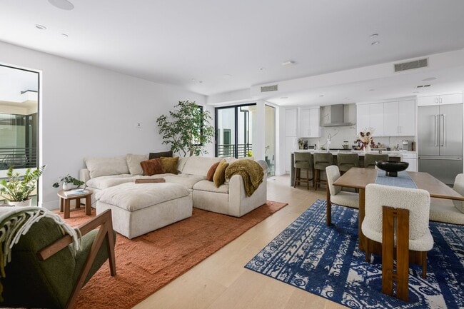 Photo - 741 N Gramercy Pl