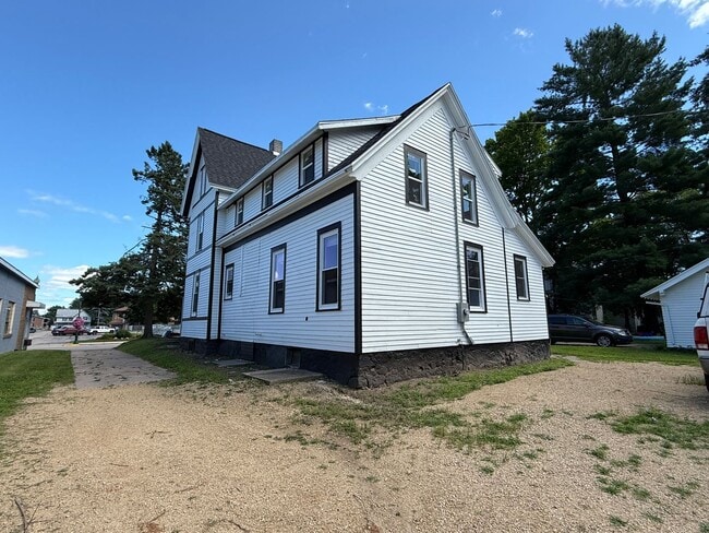 Photo - 5 Bed 2 Bath Single Family Home- Shawano Wi