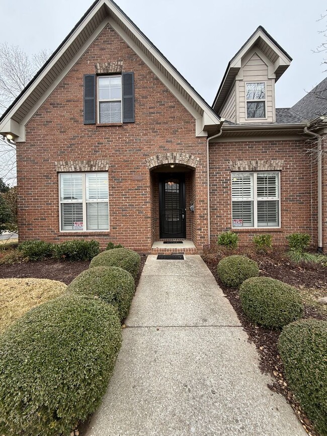 Building Photo - 3BR/3BA in Prime Gallatin Location with Lawncare Included