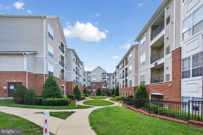 Building Photo - 4850 Eisenhower Ave Unit 202 Rental