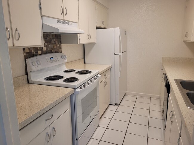 Travis Elm - Travis Elm Apartments Unit 3