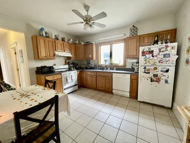 Building Photo - 81 Newbury St Unit 3