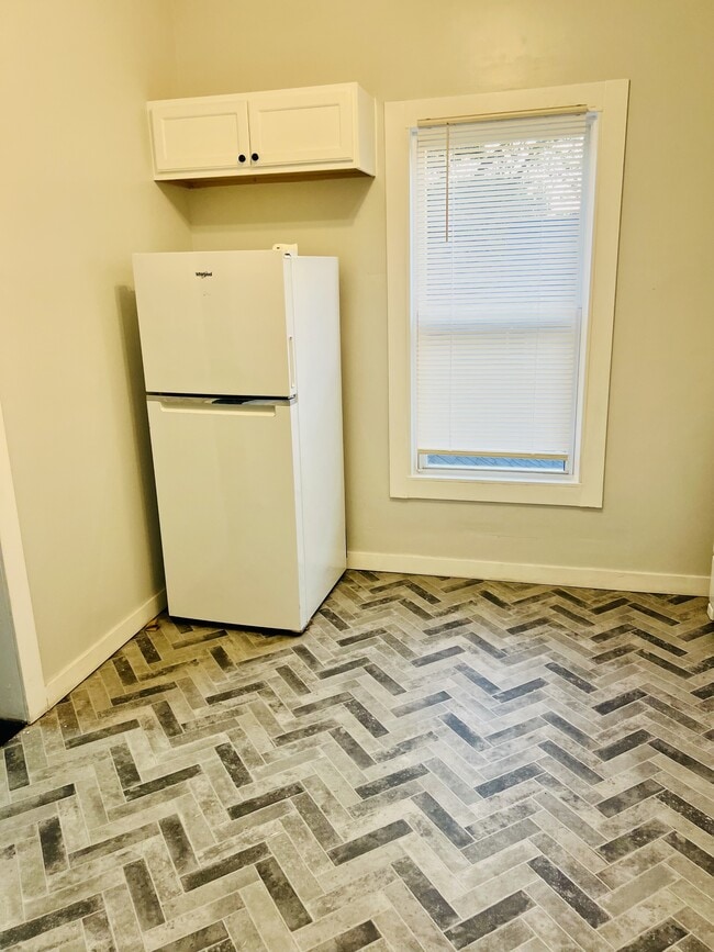 Photo - 831 N Chestnut St