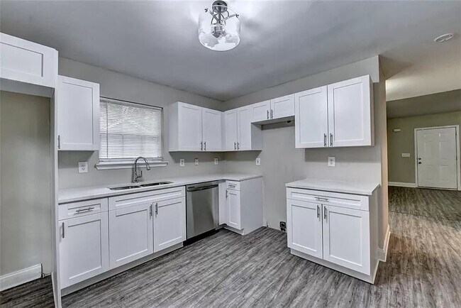 Photo - Room in House on McWilliams Rd SE