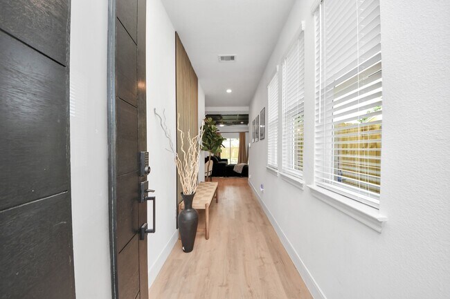 Photo - 5955 Southseas St Unidad A