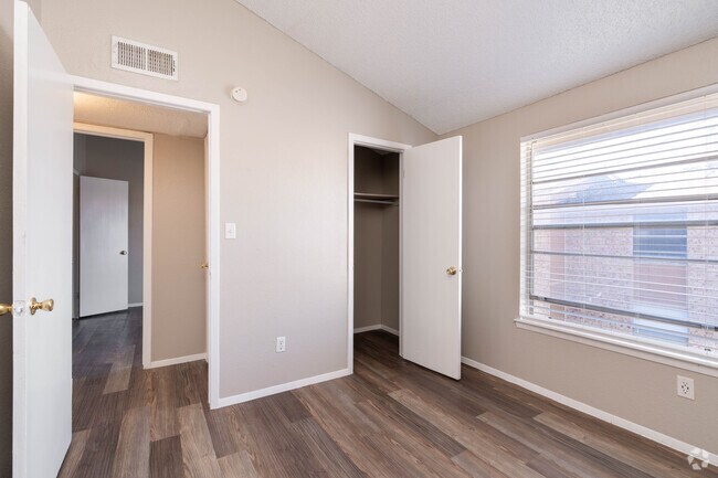 2BR, 1BA - 750SF