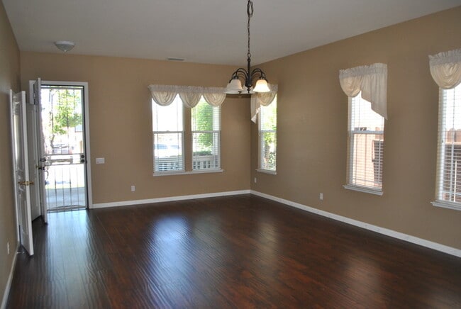 Photo - Gorgeous home in Springfield at Whitney Oaks
