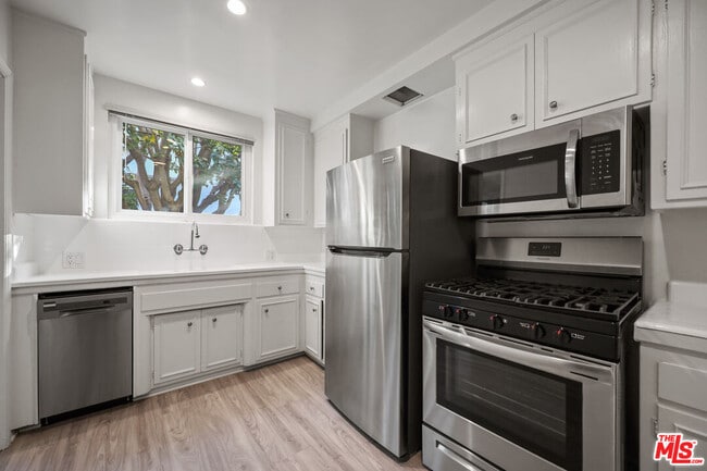 Photo - 605 S Barrington Ave Unit 27