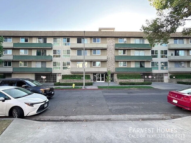 Building Photo - 525 N Sycamore Ave Unit 411