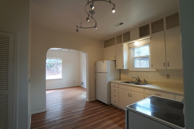 Photo - 824 Midland Ave