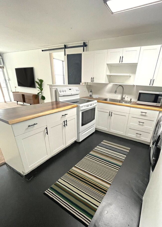 1/1 unit with AC at Cathedral Point in Mil... - 1/1 unit with AC at Cathedral Point in Mil... Condo Unit C201