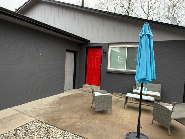 Puerta principal - 5916 Newcombe Ct