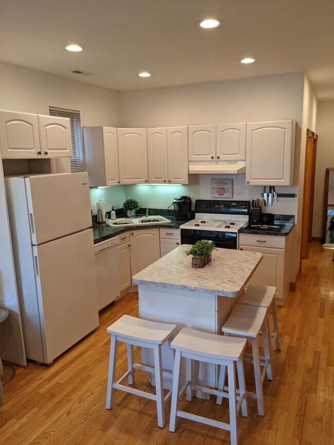 Kitchen - 2425 N Greenview Ave Apartamentos Unidad 1R